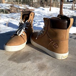Timberland women’s Skyla Bay 6 inch boots, wheat nubuck, size 9.